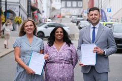 Inga Bolstad, Lubna Jaffery og Anatolii Khromov med undertegnet avtale