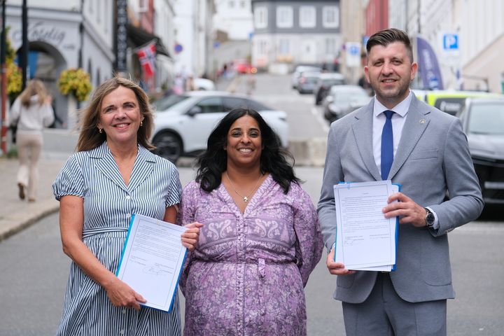 Inga Bolstad, Lubna Jaffery og Anatolii Khromov med undertegnet avtale