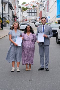 Inga Bolstad, Lubna Jaffery og Anatolii Khromov med undertegnet avtale