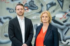 Sivilombud Hanne Harlem og områdedirektør i Nasjonalarkivet Kjetil Korslien