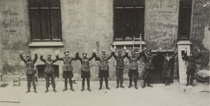 Internerte på Akershus festning sommeren 1945. Bildet er ett av 40 fotografier som nå er publisert i Digitalarkivet, og har følgeteksten "Rollene blev byttet om." Ukjent fotograf/Nasjonalarkivet, CC BY-NC.