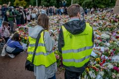 Nasjonalarkivet samler inn minnemateriale etter kong Harald Vs død på Slottsplassen i Oslo