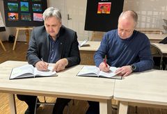 Kontrakten ble signert av ordfører i Vestvågøy, Jonny Finstad, og adm. direktør i Peab Bygg Norge, Arild Østgård.
