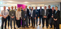 Representanter fra Peab og Avinor, med samarbeidspartnere fra Marstrand/Advanisa, Cowi og LNS i forbindelse med signeringen av kontrakten.