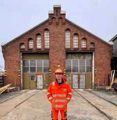 Peab legger nytt betonggulv i den historiske verkstedhallen.
