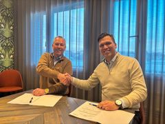 Kontraktssignering: Til venstre Morthen Bakke, styreleder i Bakke & Malling Vestby AS og Magnus Taugbøl Brekke, regiondirektør i Peab.