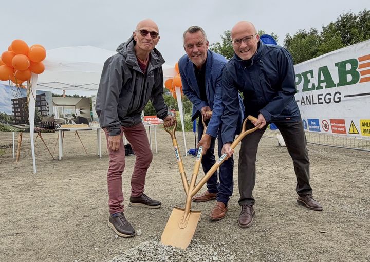 Første spadetak: Boligkjøper - Kjell Kristiansen, ordfører i Tromsø - Gunnar Wilhelmsen og prosjektsjef i Arnestedet Eiendom - Tommy Finstad tok det første spadetaket for Einerhagen i Tromsø.