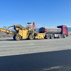 Asfaltering på en flyplass stiller helt andre krav enn ordinært veiarbeid.