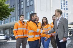 Peab Bygg, avdeling Østfold, har fått oppdraget med å bygge Bytorget i Askim. Her markerer distriktssjef Trond Bergsland i Peab og Kristian Nilsson, daglig leder i Clarksons Project Development, avtalen. I bakgrunnen står sentrale representanter fra prosjektteamet.