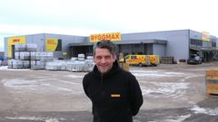 Regionssjef Espen Nicolaisen utenfor nye Byggmax Tønsberg