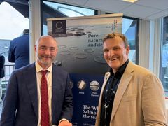 Robert Eriksson, adm. dir. i Sjømatbedriftene er svært tilfreds med at Norcod AS har meldt seg inn. Her sammen med Chris Guldberg, driftsdirektør i Norcod.