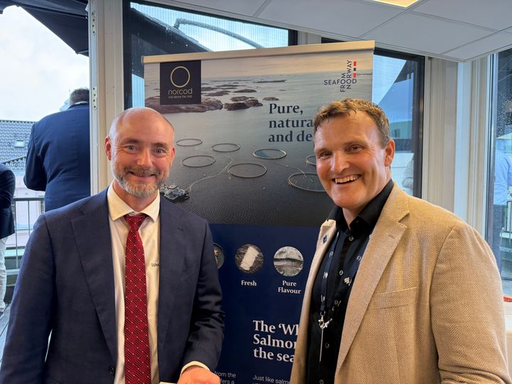 Robert Eriksson, adm. dir. i Sjømatbedriftene er svært tilfreds med at Norcod AS har meldt seg inn. Her sammen med Chris Guldberg, driftsdirektør i Norcod.