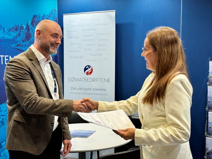 Administrerende direktør i Sjømatbedriftene Robert H. Eriksson, overleverte forslag om en helhetlig miljøfleksibilitetsordning til statsråd Marianne Sivertsen Næss, i august 2024