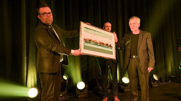 Alf Albrigtsen, til høyre, mottar Sjømatbedriftenes ærespris 2026 under årets Sjømatdager. Til høyre styreleder Håvard Høgstad. Administrerende direktør, Robert H. Eriksson, bak.