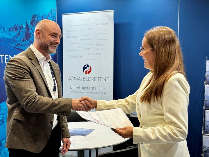 Administrerene direktør i Sjømatbedriftene, Robert H. Eriksson, ber fiskeri- og havminister Marianne Sivertsen Ness, snu og i stede fryse trafikklyssystemet til nytt reguleringsregime for havbruk er vedtatt av stortinget.