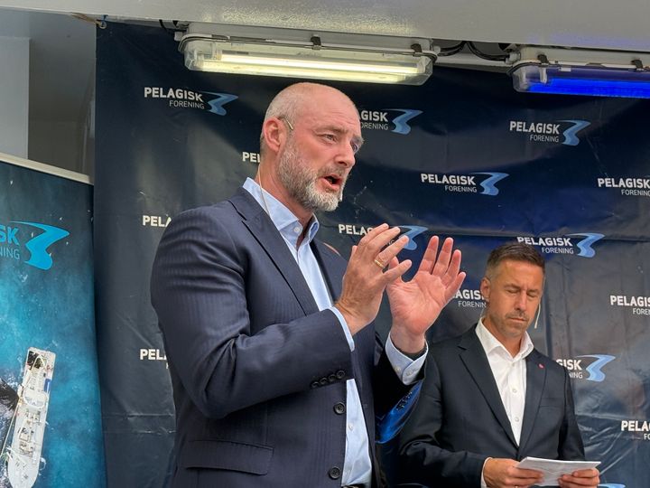 Sjømatbedriftenes administrerende direktør, Robert Eriksson, etterlyser handling fra regjeringen for å lage konkrete beredskapsplaner for norsk sjømatnæring. Eriksson er bekymret for at Russland bruker fiskeflåten som en del av sitt maktapparat, mens Norge ikke har en plan for sjømatnæringens rolle i en krisesituasjon.