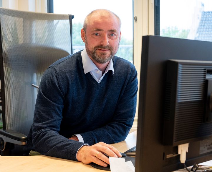 Sjømatbedriftenes administrerende direktør, Robert H. Eriksson, ber regjeringen bruke statsbudsjettet til å fjerne matmomsen på sjømat. - Skal myndighetenes mål om økt sjømatkonsum tas på alvor, må staten slutte å skattlegge maten den selv anbefaler nordmenn å spise mer av, sier han.