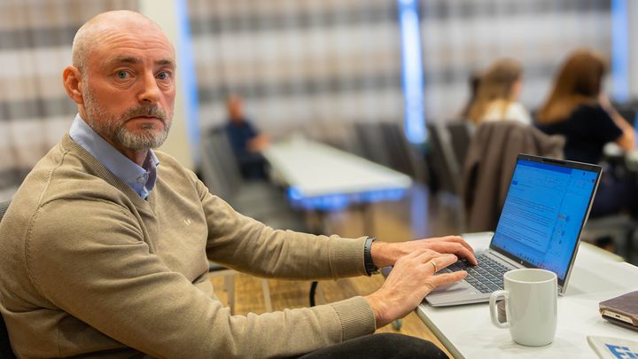 – Høyre fortjener skryt for et svært viktig initiativ om å stanse nedtrekket i produksjonsområde 3. Jeg vil samtidig appellere til FrP, KrF, Venstre og SP om å støtte forslaget i Stortinget, slik at dette blir vedtatt politikk, sier Robert Eriksson i Sjømatbedriftene.