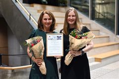 Innovasjonsprisvinnarane Ester Marie Espeset og Ingrid Øritsland Våge frå Helse Fonna