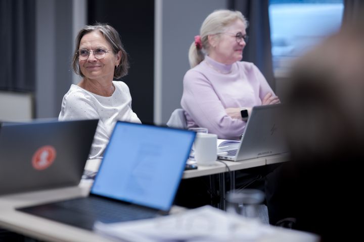 – Det blir gjort mykje godt arbeid i sjukehusa, både blant leiarar og medarbeidarar, for å få ventetidene ned, seier Agnes Landstad (t.v.), styreleiar i Helse Vest RHF. Trass i dette, har ikkje ventetidene gått nok ned. Helse Vest RHF har derfor bede helseføretaka om å sette inn ekstraordinære tiltak. Landstad og resten av styret i Helse Vest RHF er i Haugesund i dag, der dei har felles styreseminar med styret i Helse Fonna HF. Her er ho saman med Inger Cathrine Bryne, administrerande direktør i Helse Vest RHF.