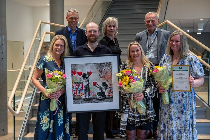 Frå venstre: Gro Janne Wergeland, Bjørn Egil Vikse (fagdirektør Helse Vest RHF), Viktor Schønning, Liv Kleve, Yvonne Ingvaldsen, Eivind Hansen (administrerende direktør Helse Bergen) og Anne Mari Syversen.