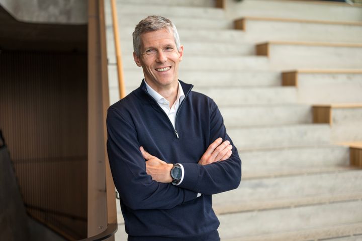 Mann står i trapp og ser mot kamera