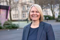 dame smiler mot kamera