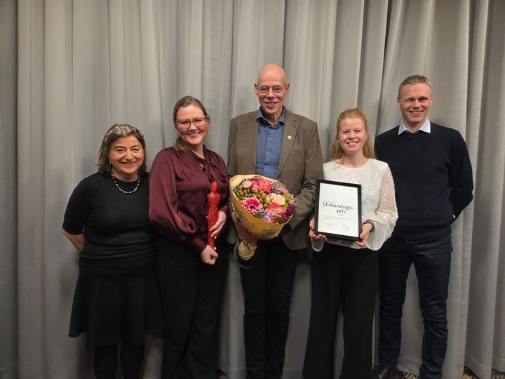 Direktør for medarbeidar, organisasjon og teknologi Hilde Brit Christiansen i Helse Vest, Monika Kvernenes fra Universitetet i Bergen, professor Edvin Schei frå Universitetet i Bergen, Julie Solberg Knudsen frå Universitetet i Bergen og fagdirektør Bjørn Egil Vikse i Helse Vest RHF.