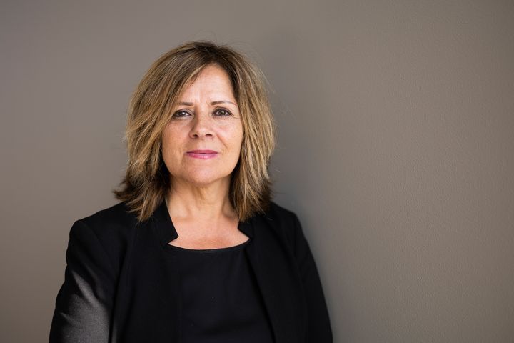 Dame ser mot kamera