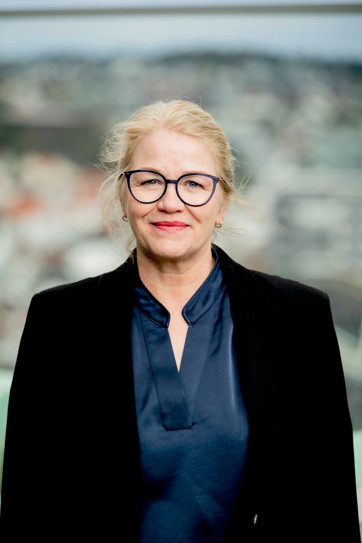 Dame med briller ser mot kamera