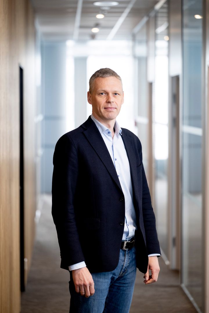 Mann står i gangen og ser mot kamera