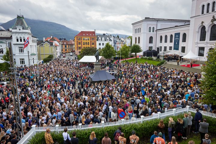 Studiestart 2023: Rekordmange nye studenter møtte opp til velkomstseremonien på Museplass i Bergen i august 2023.