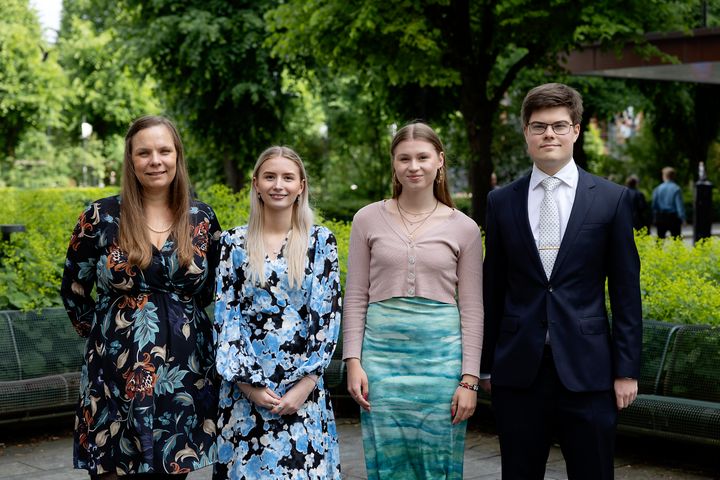 Fra venstre: Lærerprisvinner Mirjam Væring- Skogrand, Malin Eckhoff Årnes, Erika Lind-Larsen og Edvard Hove Rosenlund