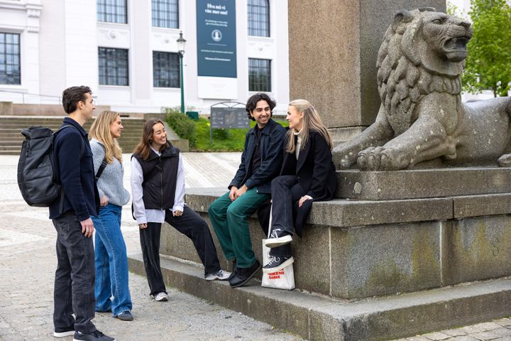 UiB-studenter på Muséplassen.