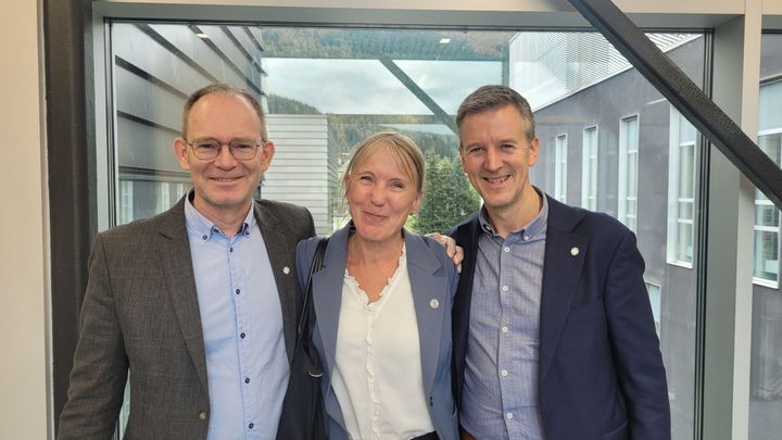 Forsknings og høyere utdanningsminister Oddmund Hoel (Sp), UiB-rektor Margareth Hagen og kommunal- og distriktsminister Erling Sande (Sp) på sentralsjukhuset i Førde.