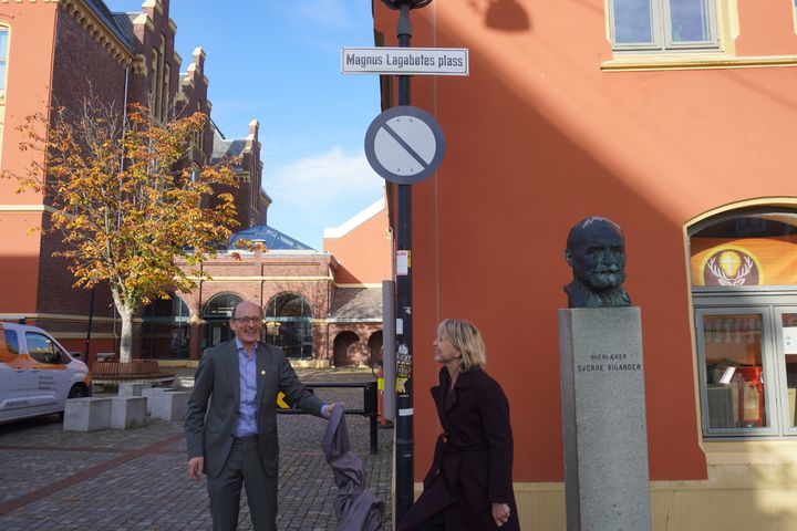 Dekan ved Det juridiske fakultet, Karl Harald Søvig og rektor ved Universitetet i Bergen, Margareth Hagen, avduket skiltet.