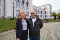 UiB-rektor Margareth Hagen og produsent James Honeyborne da UiB signerte samarbeidsavale.