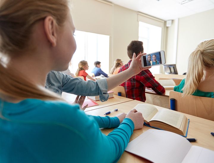 Barn som bruker sosiale medier i klasserommet.