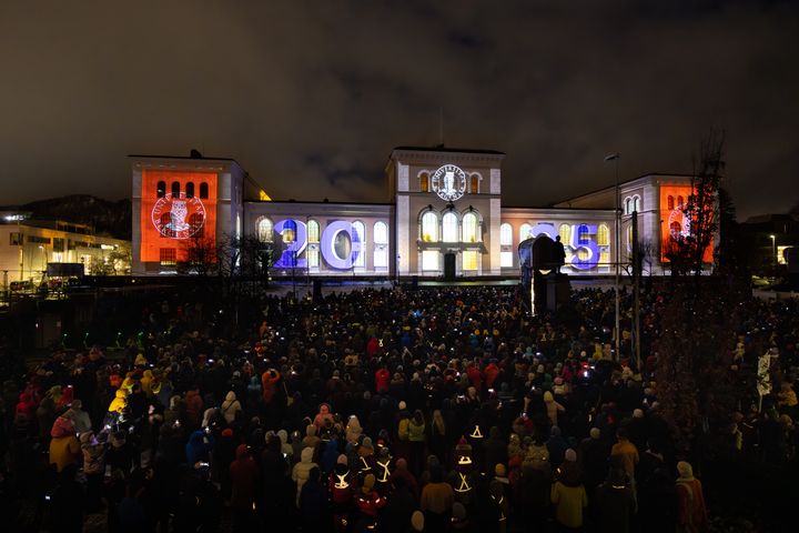 Til sammen møtte 15.000 mennesker opp på Muséplass i Bergen for å få med seg lysshowet på Universitetsmuseets fasade.