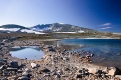 Landskapsbilde med vann i forkant av Dovrefjell.