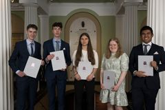 Tredjeplass, fra venstre: Finn Lehmann, Viljar Bell, Linnea Aleksandra Ytterland, Rakel Rasmussen Folkestad og Nyan Linn Kyaw-Thwin, Ålesund videregående skole.