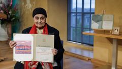 Portrettbilde av Gayatri Spivak med HP-diplom
