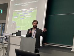 Peter Daniel Andrews presenterer AICommentator, et tidligere prosjekt som bruker en lignende tilnærming til Human-Computer-Interaction.