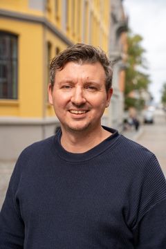 Bilde av Erik Knudsen, førsteamanuensis ved Institutt for informasjons- og medievitenskap (UiB)