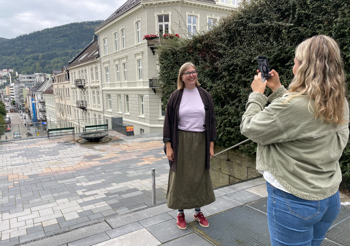 En kvinne filmer en annen kvinne i Bergen