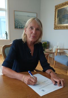 UiB-rektor Margareth Hagen signerer avtalen mellom UiB og UNAM