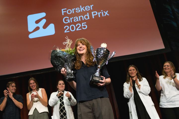 Rebekka Frøystad fra Institutt for geovitenskap kunne heve pokalen etter å ha vunnet Forsker Grand Prix Bergen 2025.