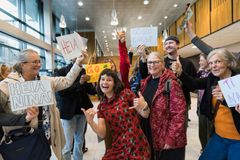 Deltakerne hadde stor støtte fra kolleger og kjente i salen. Her er Nina Hecej (i midten) fra Institutt for geovitenskap.