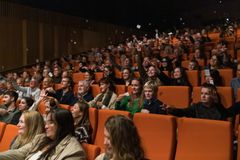 En fullsatt Mimes brønn på HVL fikk med seg 10 talentfulle forskningsformidlere i aksjon. Her blir publikum med på tryllekunstner i regi av tidligere FGP-deltaker Pedro Diaz.