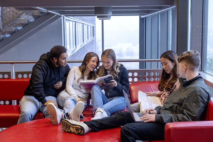 Elever fotografert under skolebesøk på Olsvikåsen videregående skole i Bergen.